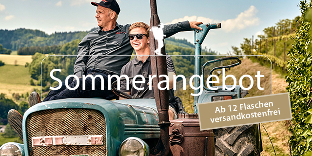 Zwei Personen sitzen auf einem blauen Traktor in einer ländlichen Umgebung mit Sommerangebot-Text-Overlay. Zwei Personen sitzen auf einem blauen Traktor in einer ländlichen Umgebung mit Sommerangebot-Text-Overlay.