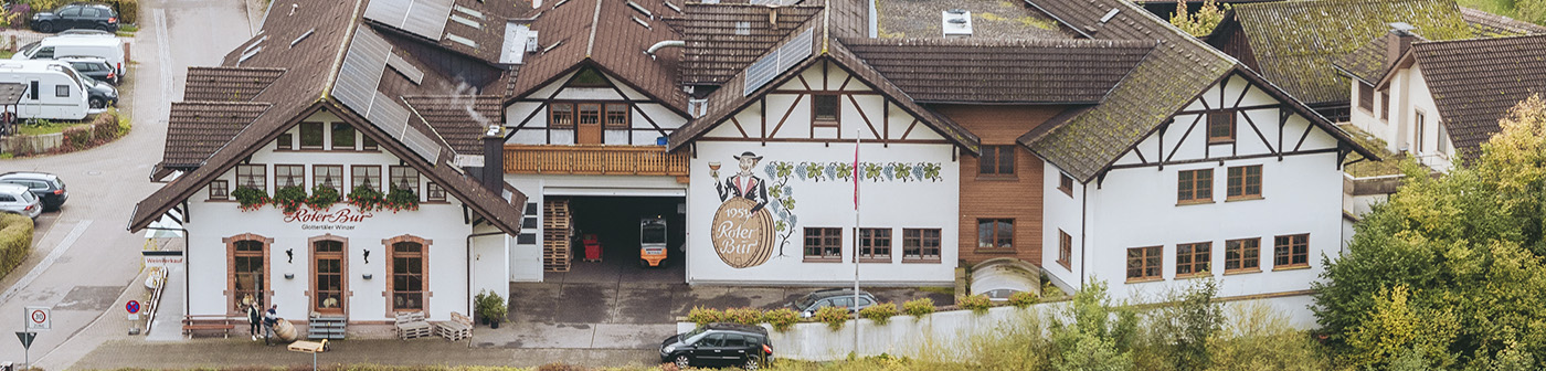 Eine Ansammlung von Gebäuden im traditionellen Stil mit weißen Wänden und braunen Dächern in einer ländlichen Gegend. Eine Ansammlung von Gebäuden im traditionellen Stil mit weißen Wänden und braunen Dächern in einer ländlichen Gegend.