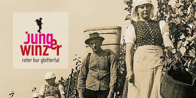 Arbeiter bei der Weinlese in einem Weinberg; Text-Einblendung „Jungwinzer Roter Bur Glottertal“ links. Arbeiter bei der Weinlese in einem Weinberg; Text-Einblendung „Jungwinzer Roter Bur Glottertal“ links.