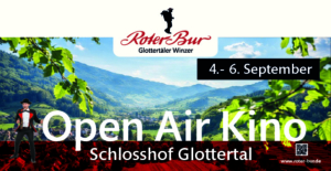 Plakat für das Open-Air-Kino auf dem Schlosshof in Glottertal vom 4. bis 6. September mit malerischer Bergkulisse.